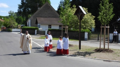 <b>Pfarrer Babu</b> segnet das restaurierte Kreuz in Binnenbach.  (Foto: Josef Kigle)