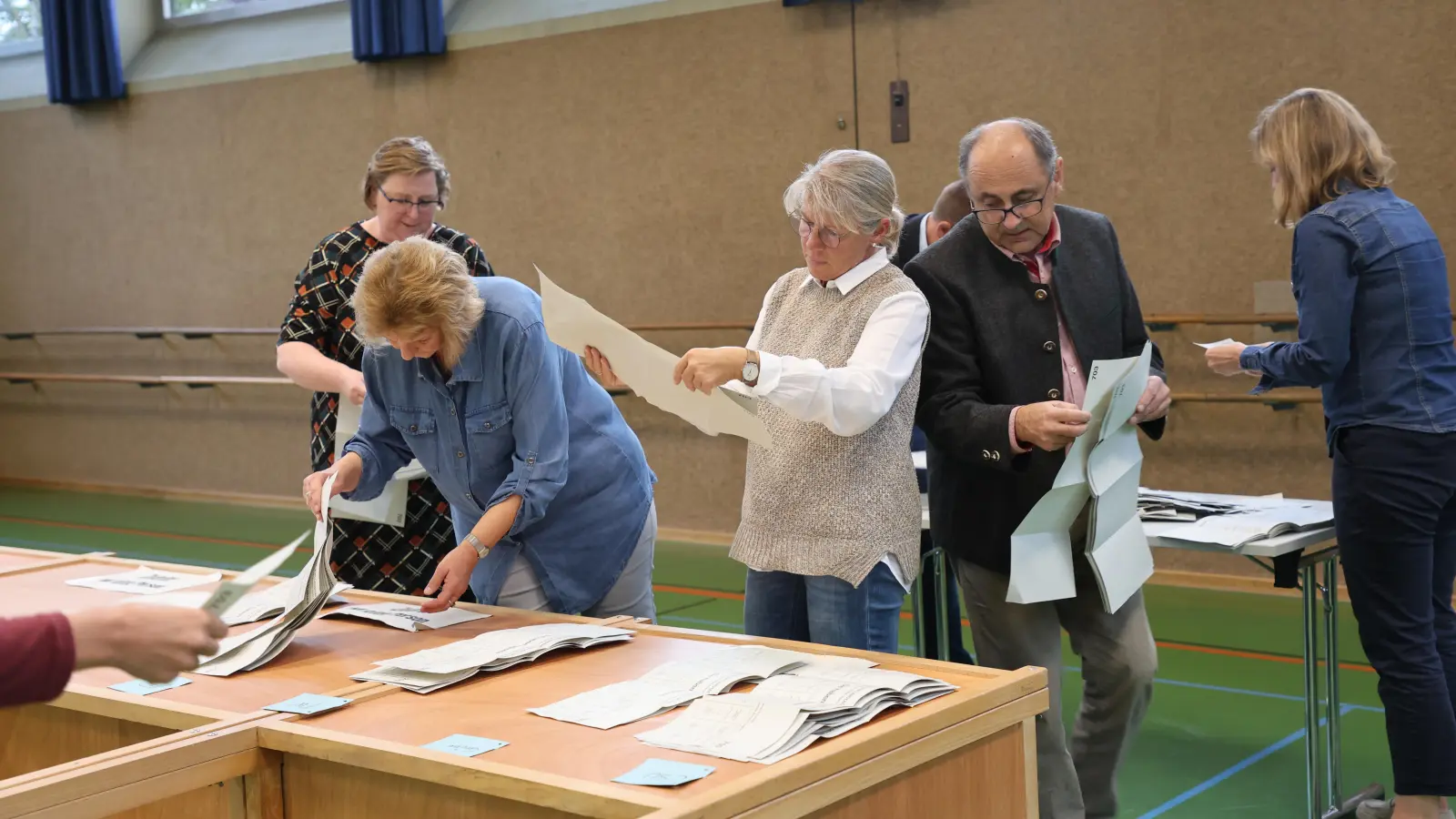 <b>In vielen Wahllokalen,</b> wie hier in der Ludwig-Steub-Schule in Aichach, wurde am Sonntag ausgezählt. Am Montag ging das Zählen in den Gemeinden weiter. (Foto: Erich Hoffmann)