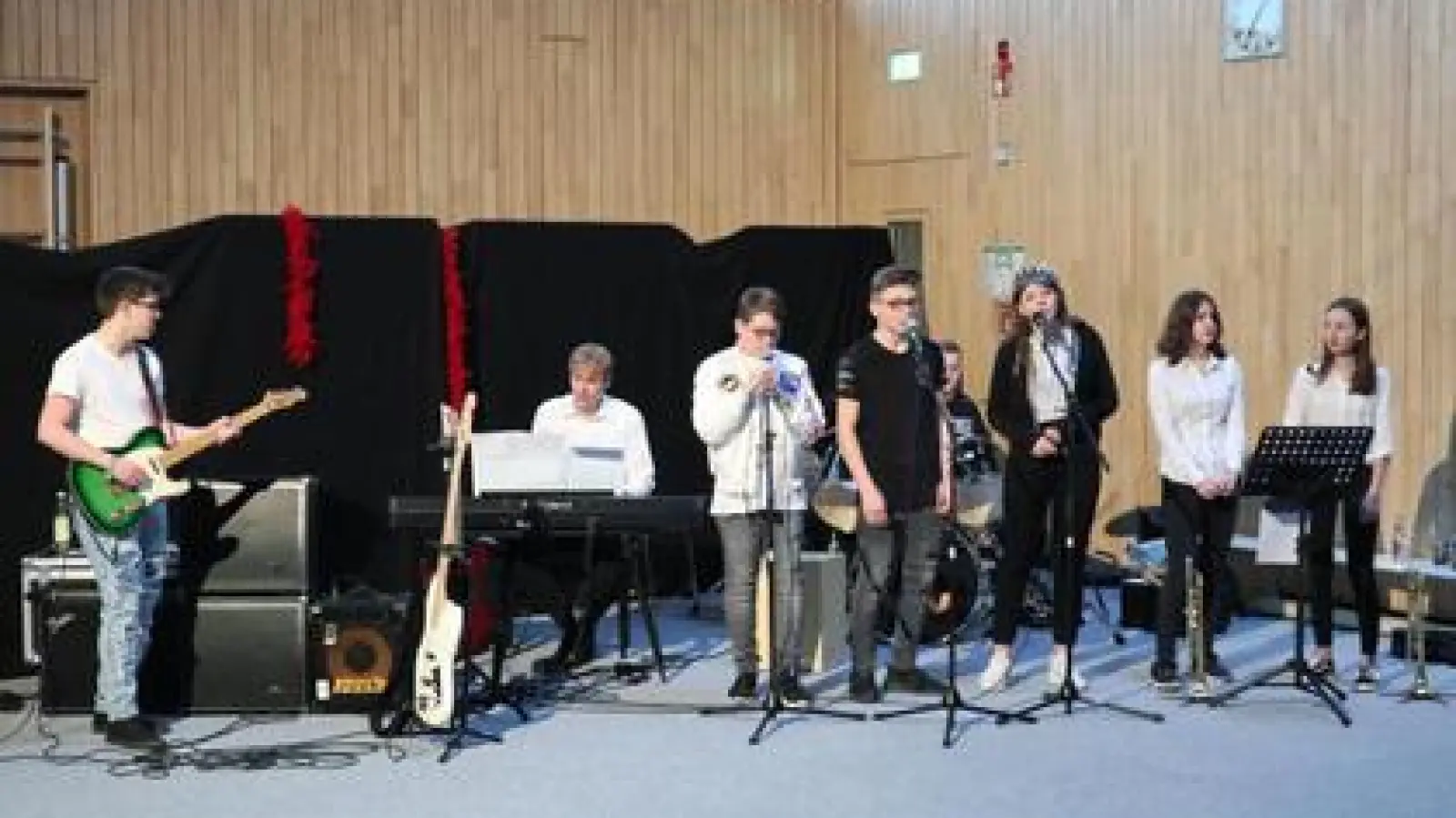 Die Schulband   unterstützte die Theatergruppe bei der Aufführung. Die acht Musiker spielten Beatles-Hymnen und aktuelle Hits.