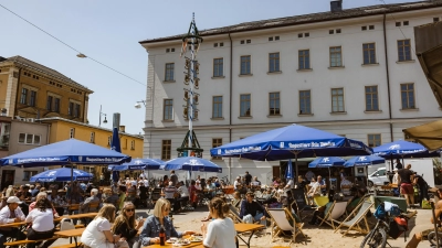 Auf dem Stadtmarkt eröffnet Ende April wieder der Biergarten mit Strandfläche, Liegestühlen und Musik. (Foto: Martin Augsburger)