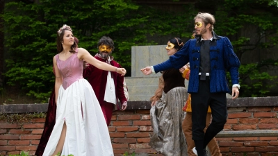 Liebe auf den ersten Blick: Auf Capulets Masken-Ball verlieben sich Roemo (Michael Weichenberger) und Julia (Lisa Koppold) sofort.  (Foto: Sophie Marie Grass)
