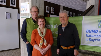 <b>Bei der Sonntagsmatinee</b> in der Kühbacher Schule zeigte Günter Heidemeier (rechts) seinen Film „Grünes Land – Unterwegs im Ecknachtal”. Unterstützt wurde er von Ernst Haile (Vorsitzender der BN-Kreisgruppe Aichach-Friedberg) und Gabi Schwarz (Vorsitzende der Ortsgruppe Kühbach). <br> (Foto: Birgit Strasser)
