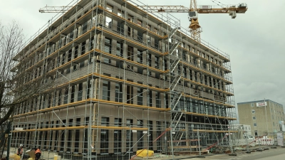 <b>Der „T3”</b>, ein fünfstöckiges Bürogebäude, das Züblin Timber derzeit im Ecknacher Industriegebiet baut, soll bis Ende des Jahres fertig sein. 15 Millionen Euro werden dafür investiert. (Foto: Erich Hoffmann)