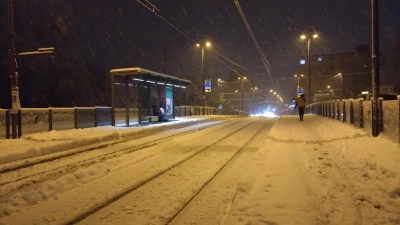 Der andauernd starke Schneefall seit Freitagabend sorgt am Samstag dafür, dass der öffentliche Nahverkehr eingestellt wurde.  (Foto: Maximilian Tauch)