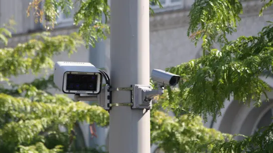 Die Polizei beobachtete über die Videokameras am Königsplatz, wie zwei Männer aneinander gerieten. (Archivfoto: jaf)