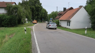 <b>Von beiden Seiten her</b> wird am westlichen Ortseingang von Hilgertshausen zu schnell gefahren. Eine mobile Geschwindigkeitsanzeige soll Abhilfe schaffen.  (Foto: Josef Ostermair)