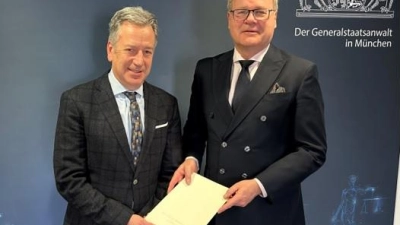 Thomas Weith (links) wird der neue Leiter der Staatsanswaltschaft in Augsburg. Generalstaatsanwalt Reinhard Röttle überreichte ihm die Ernennungsurkunde. (Foto: Generalstaatsanwaltschaft München)