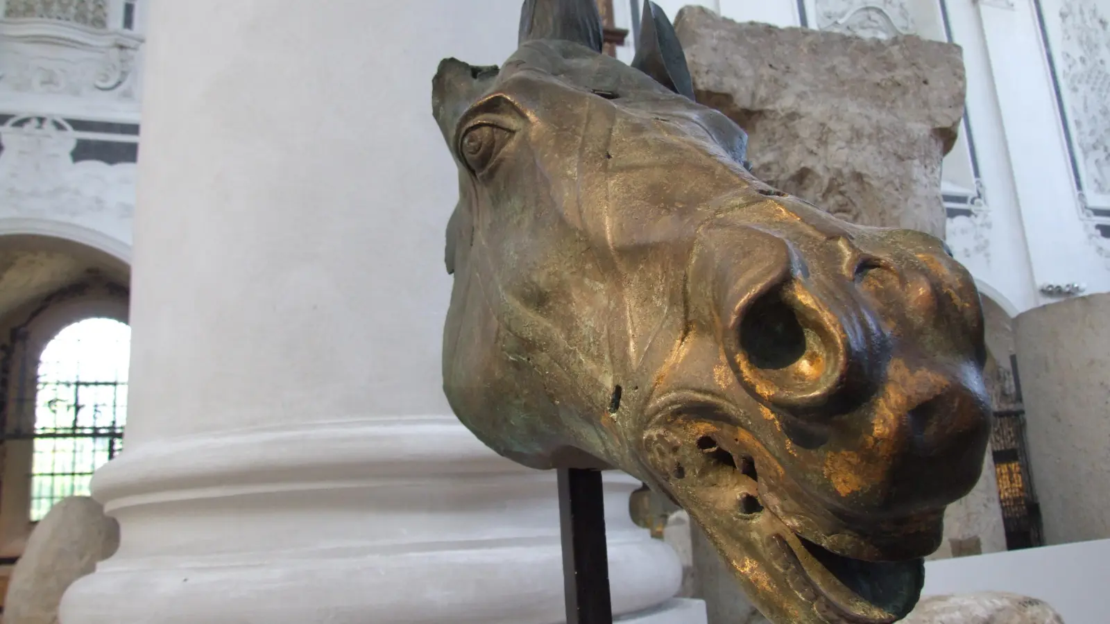 Augsburg hätte prächtige Stücke aus der Römerzeit zu zeigen, wie diesen Pferdekopf. Allerdings fehlt ein geeigneter Ausstellungsraum, denn die Dominikanerkirche (Bild), die bis 2012 als römisches Museum diente, ist aus statischen Gründen geschlossen.  (Foto: Christine Ketzer)