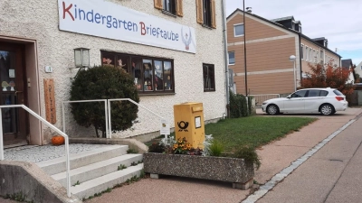 Der Pöttmeser Kindergarten Brieftaube wehrt sich dagegen, dass Blumen geklaut und seine Dekoration beschädigt wird.  (Foto: Roswitha Kannler)