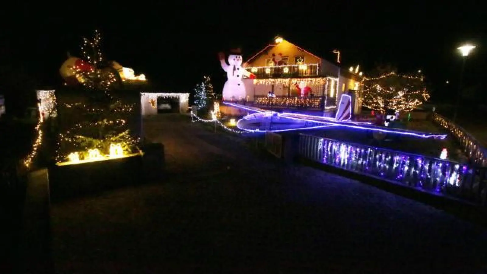 25 000 Lichter   brennen am Baarer Weihnachtshaus. Am 1. Advent um 17 Uhr gehen sie zum ersten Mal an. 	Fotos: Wolfgang Glas (Fotos: Wolfgang Glas)