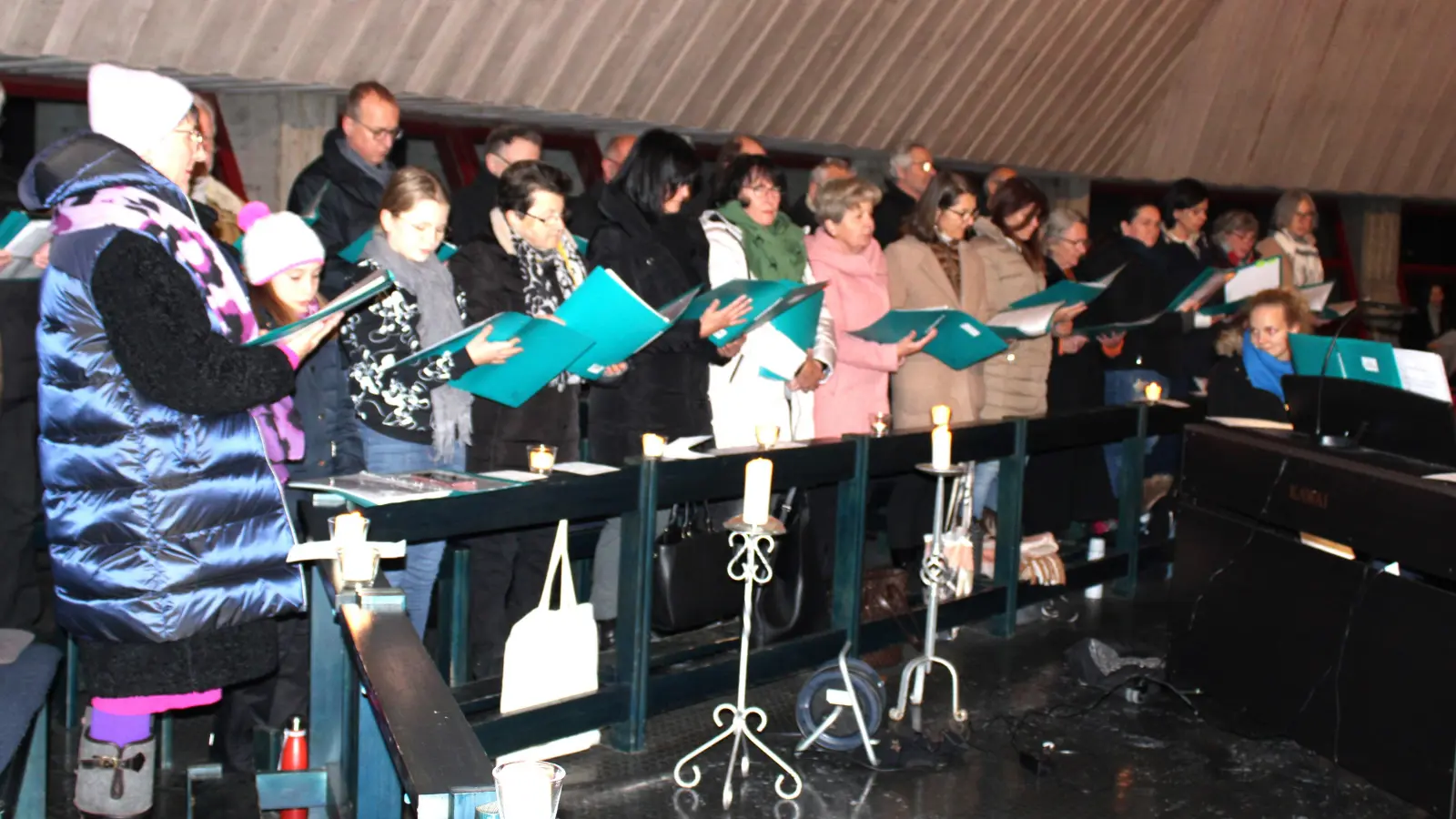 <b>Der Tanderner Kirchenchor</b> bildete mit Martina Neugschwender am Klavier mit weihnachtlichen Gesängen die größte Gruppe, die sich am Weihnachtskonzert in der Pfarrkirche in Tandern beteiligte.<br> (Foto: Franz Hofner)
