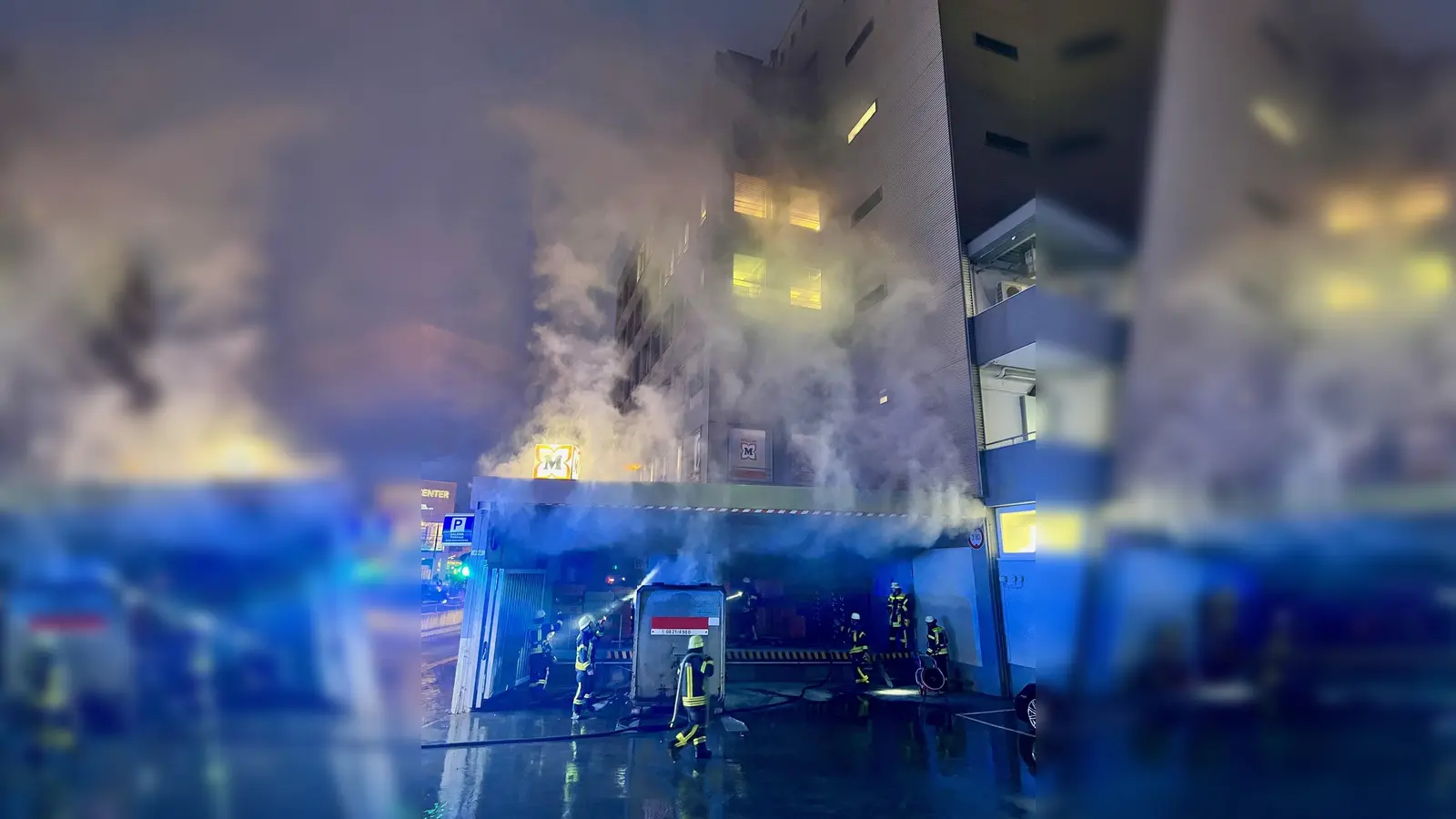 Ein Brand innerhalb einer Papierpresse hat am Dienstag die Augsburger Feuerwehr auf den Plan gerufen.  (Foto: Berufsfeuerwehr Augsburg)