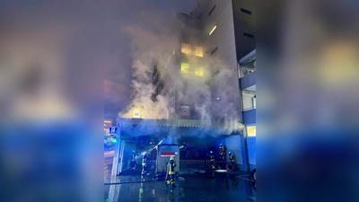 Ein Brand innerhalb einer Papierpresse hat am Dienstag die Augsburger Feuerwehr auf den Plan gerufen.  (Foto: Berufsfeuerwehr Augsburg)