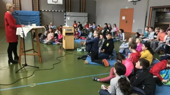 Gespannt hörten   die Schülerinnen und Schüler in der Griesbeckerzeller Schule der Lesung von Karin Burger zu. 	Foto: Martina Ritzel (Foto: Martina Ritzel)