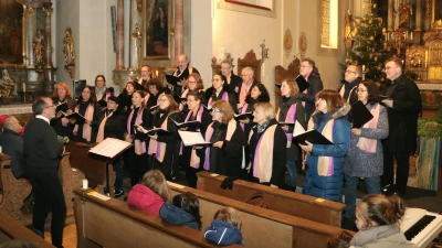 <b>Zu einem stimmgewaltigen Konzert</b> lud der Chor Quaterpast unter Leitung von Hans-Ulrich Höfle in die Rehlinger Pfarrkirche.  (Foto: Josef Abt)