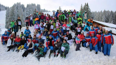 Skikurs der Grubetfreunde 2022-2023 – ein voller Erfolg<br>Nachdem Corona-bedingt 2 Winter kein Skikurs stattfinden konnte, war es diesen Winter wieder soweit! Rund 100 Kinder, Jugendliche und auch Erwachsene nahmen am Ski- und Snowboardkurs der Grubetfreunde teil. Auch wenn die Schneelage diesen Winter allgemein und auch im normalerweisen Schneeloch Grasgehren teils grenzwertig war, Skikurstermine verschoben wurden, konnten doch wie gewohnt 5 Samstage durchgezogen werden!<br>Fachgruppenleiter Thomas Herb freute sich über die hohe Anmeldezahl und bedankte sich bei den Eltern, dass sie ihren Kindern das Skifahren ermöglichen. Großer Dank gebührt auch den zahlreichen ehrenamtlichen Ausbildern, die durch ihren starken, engagierten Einsatz den Kindern die Freude am Skisport vermittelten.<br>Skikurs beendet und dann?<br>Das Winterprogramm der Grubetfreunde geht weiter! <br>	Am Mi, 15.02. ist Lady-Day! Ein Skitag nur für die Damen! Abfahrt ist um 8 Uhr bei der Fa. Efinger in Aichach. Ein paar Plätze sind noch frei! Anmeldungen unter wintersport@grubetfreunde.de<br><br>	Am Sa/So, 25./26.2. findet eine 2-Tagesskifahrt ins Zillertal statt. Es sind noch Plätze frei!<br>Die Kosten für Busfahrt, 2-Tagsskipass und Hotel mit Halbpension belaufen sich auf rund 240,- €.<br><br>	Am Samstag, 25.02. richten die Grubetfreunde in der Schöffel-Cup-Serie ein Rennen aus. Rund 120 Starter (Kinder/Jugendliche von 5-21 Jahren) werden daran teilnehmen. Ausrichtungsort ist Grasgehren. Ein Bus wird eingesetzt. Tagesskifahrer sind herzlich Willkommen und können sich unter wintersport@grubetfreunde.de anmelden!<br><br>	Am Samstag, 04.03. findet die Vereinsmeisterschaft der Grubetfreunde statt. Alle Mitglieder und auch Gäste sind herzlich eingeladen. Gestartet wird in den Einzelgruppen, große Beliebtheit ist seit vielen Jahren die Familienmeisterschaft. Hier können die Eltern zeigen, ob sie ihren Kindern noch hinterher kommen! Bei guter Laune, fetziger Musik, guter Verpflegung im Zielbereich lebt das Motto der Grubetfreunde „Wintersport und Freunden“ auf! <br>Anmeldeschluss für die Teilnahme an der Meisterschaft ist Montag, der 27.02.<br>Auch hier wird ein Bus eingesetzt! Wir freuen uns auf Tagesskifahrer, die sich unter wintersport@grubetfreunde.de bis Freitag, 03.03. anmelden können.<br> (Foto: Grubetfreunde)