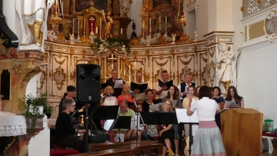 <b>Der Chor unter der Leitung von Michaela Richter</b> beim Benefizkonzert in der Altomünsterer Kirche. (Foto: Gisela Huber)