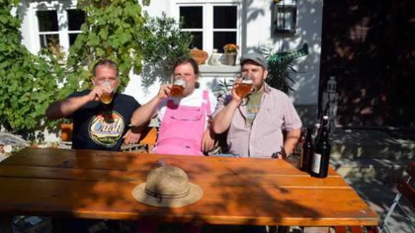Jetzt kommt das Aichacher Bier von ihnen:   Brauer Norbert Zandtner von Hinterhof Bräu, Manni Fritsch vom Berabecka Boandlbräu und Rainer Knauer vom Canada (von rechts).	Foto: privat (Foto: privat)