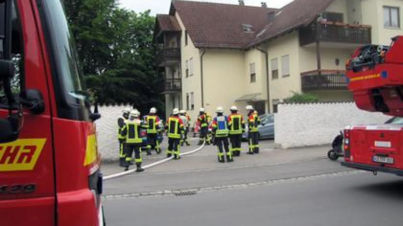 Am Freitagmorgen   kam es in einem Mehrfamilienhaus an der Freisinger Straße in Aichach zu einem Wohnungsbrand. Eine 71-jährige Frau, die schwerste Brandverletzungen erlitten hatte, starb später im Krankenhaus. 	Foto: Ines Speck (Foto: Ines Speck)