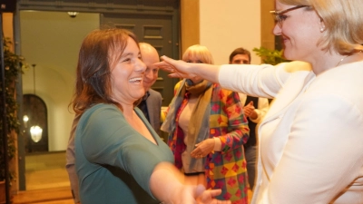 Sie wollen die Zukunft Augsburgs gestalten: Die designierte zweite Bürgermeisterin Martina Wild (Grüne, links) und die künftige Oberbürgermeisterin Eva Weber (CSU). (Foto: mjt)