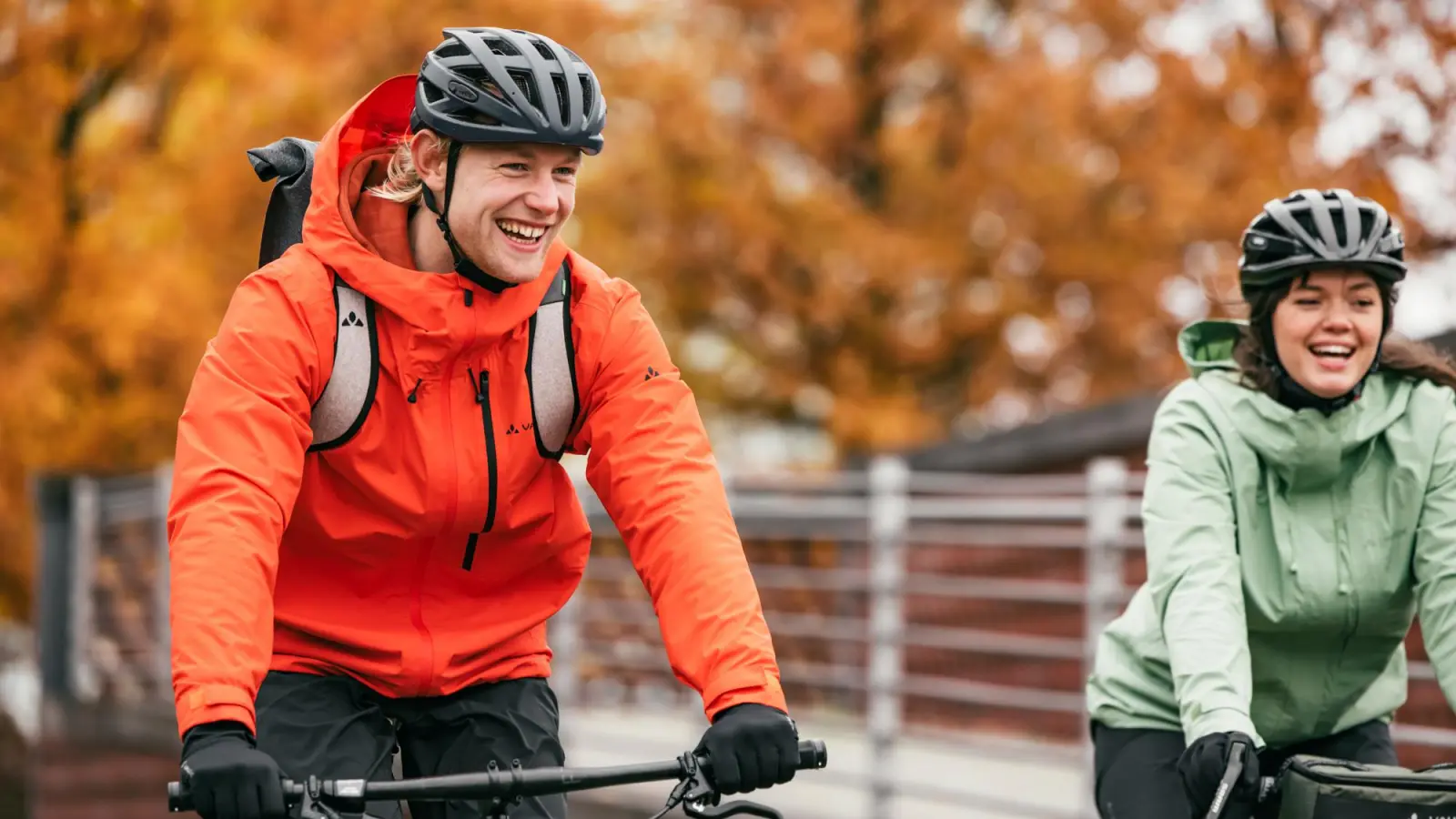 Fahrradfahren macht auch im Herbst Spaß - dann halt in winddichter und wasserabweisender Kleidung. (Foto: Martin Erd, Vaude)