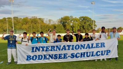 <b>Triumph für die</b> Geschwister-Scholl-Mittelschule: Die zehn Aichacher Jungs gewannen den internationalen Leichtathletik-Wettbewerb um den Bodensee-Schulcup. (Foto: Fabian Schindele)