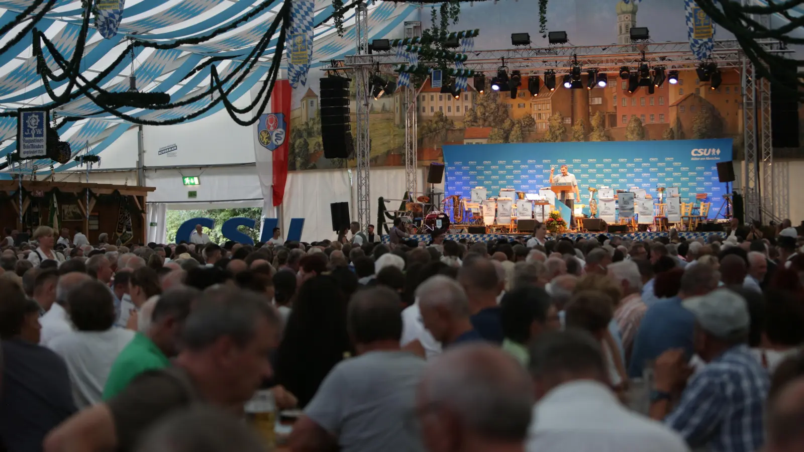 <b>Standing Ovations</b> gab es für die Rede des bayerischen Ministerpräsidenten Markus Söder am Dienstagabend im vollbesetzten Festzelt auf der Dachauer Thoma-Wiese. (Foto: Bastian Brummer)