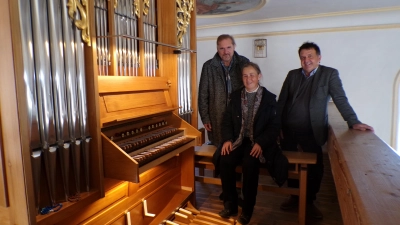 <b>Freuen sich</b> über die neue Orgel in Wollomoos (von links): Organist Werner Zuber, die Altomünsterer Kirchenmusikerin Helga Trager und Orgelbauer Andres Offner. (Foto: Gisela Huber)