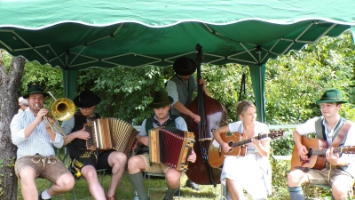 <b>Die Gruppe „Fliesendisch”</b> sorgte für die musikalische Unterhaltung beim Pfarrfest im Klostergarten. (Foto:  Gisela Huber)