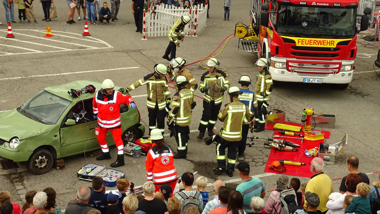 <b>Bei einer Showvorführung</b> zeigten die Rettungskräfte, wie sie bei einem Unfall Hand in Hand zusammenarbeiten.  (Foto: Brigitte Glas)