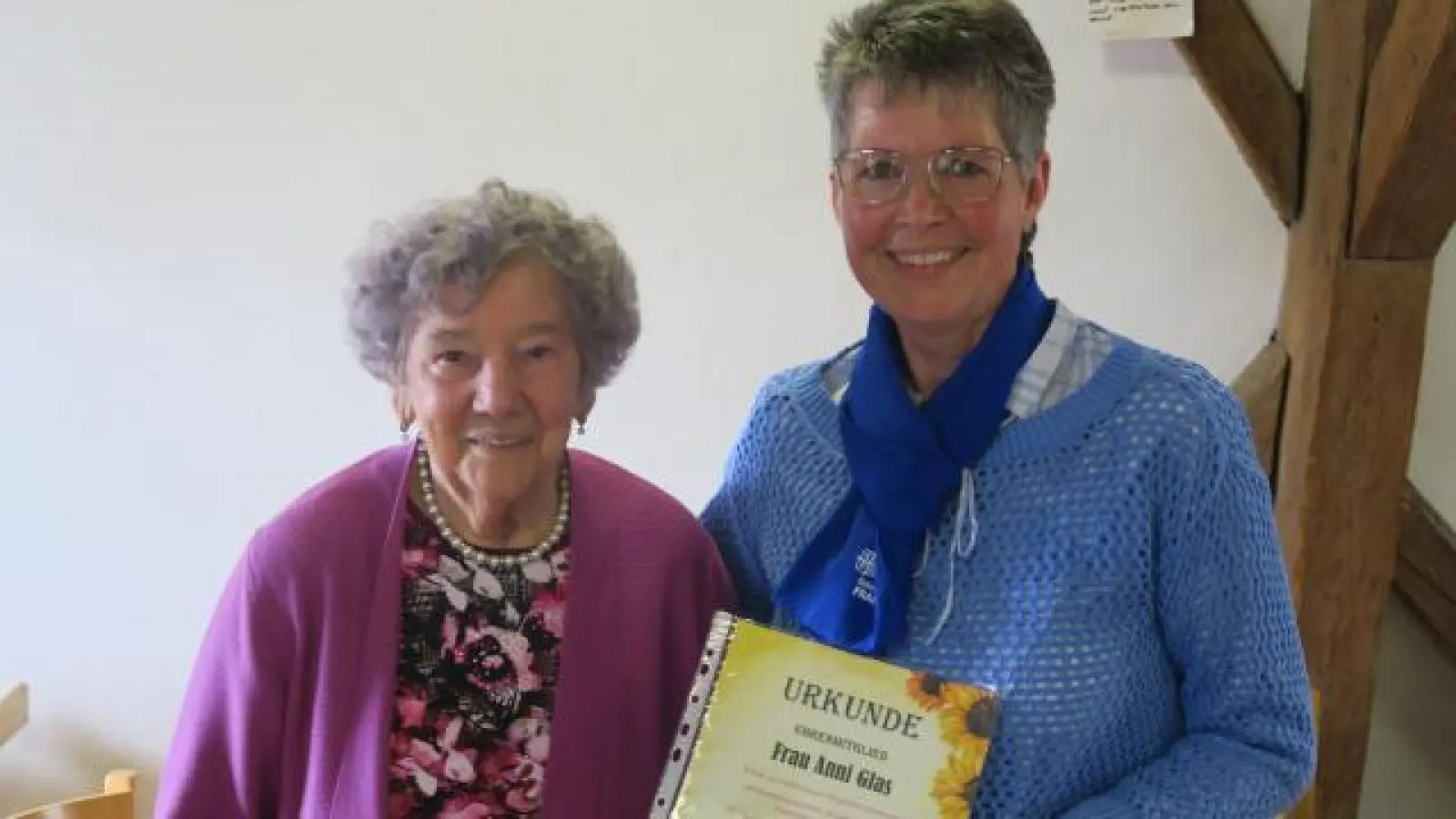 Für 60 Jahre Engagement   beim Frauenbund wurde Anni Glas (links) von der scheidenden Vorsitzenden Heidi Probsdorfer zum Ehrenmitglied des Hilgertshausener Frauenbundes ernannt. Foto: Ostermair (Foto: Ostermair)
