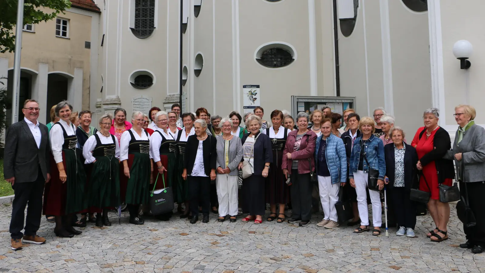 <b>Die zuletzt</b> aktuellen und auch viele ehemalige Sängerinnen kamen zum Abschiedsgottesdienst nach Sielenbach.<br> (Foto: Alice Lauria)
