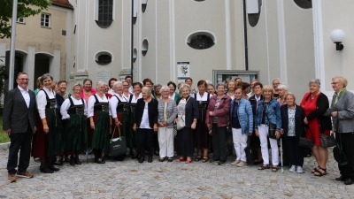 <b>Die zuletzt</b> aktuellen und auch viele ehemalige Sängerinnen kamen zum Abschiedsgottesdienst nach Sielenbach.<br> (Foto: Alice Lauria)