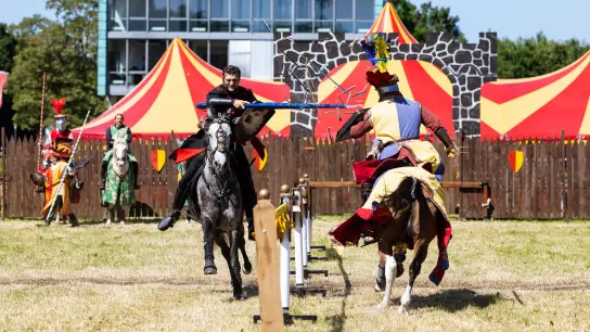 In Königsbrunn wird es ritterlich: Kaiser Event veranstaltet eine große Ritter-Pferde Show.  (Foto: Kaiser Events)