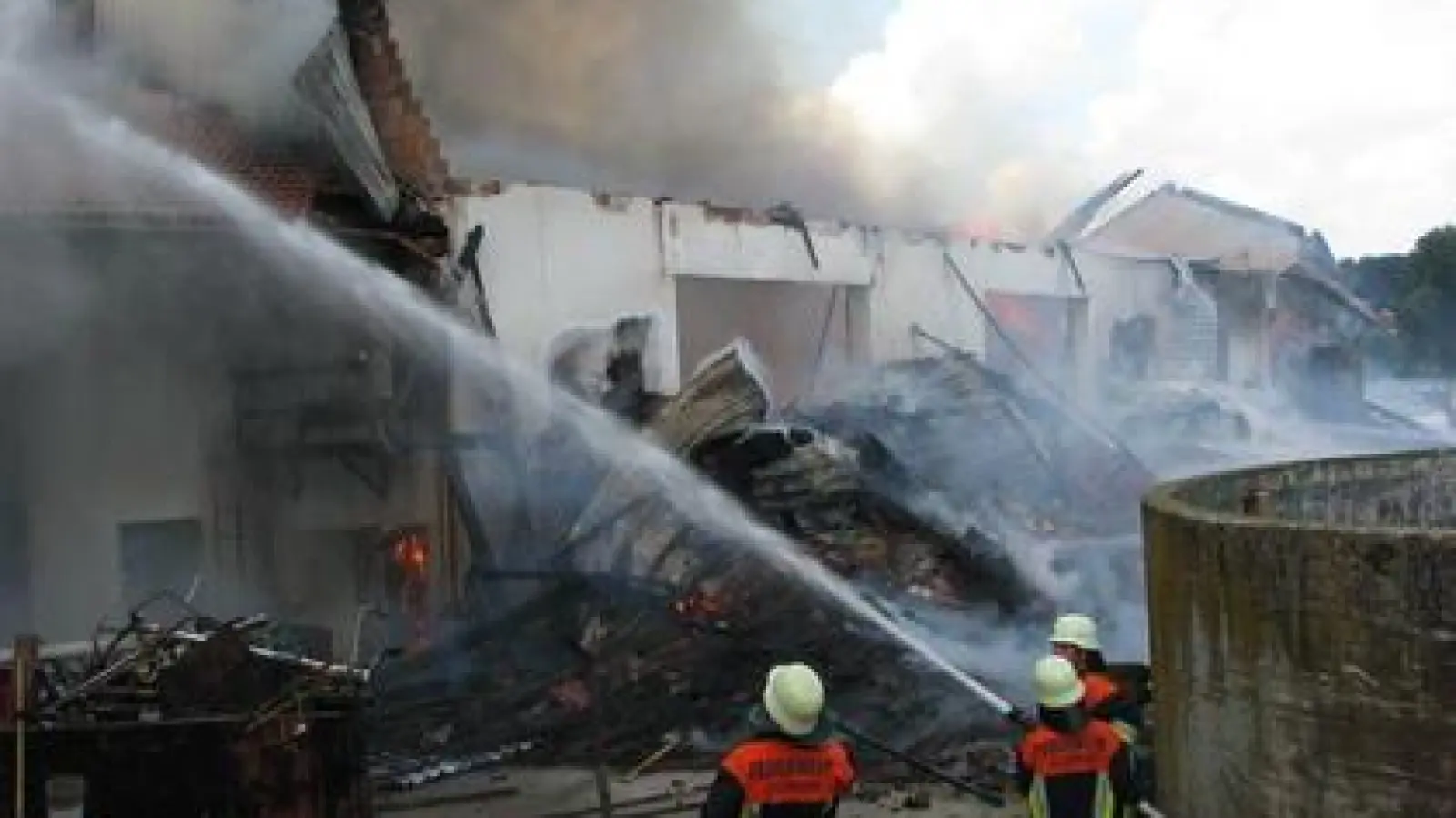 Mehrere hunderttausend Euro Sachschaden entstanden heute Mittag bei diesem Brand in Sielenbach.