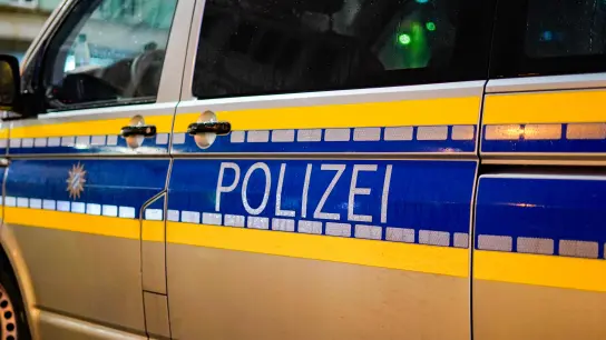 Vier Polizisten sind am Mittwochabend bei einem Einsatz auf dem Rathausplatz verletzt worden. Ein 43-Jähriger war auf die Beamten losgegangen. (Symbolfoto: mjt)