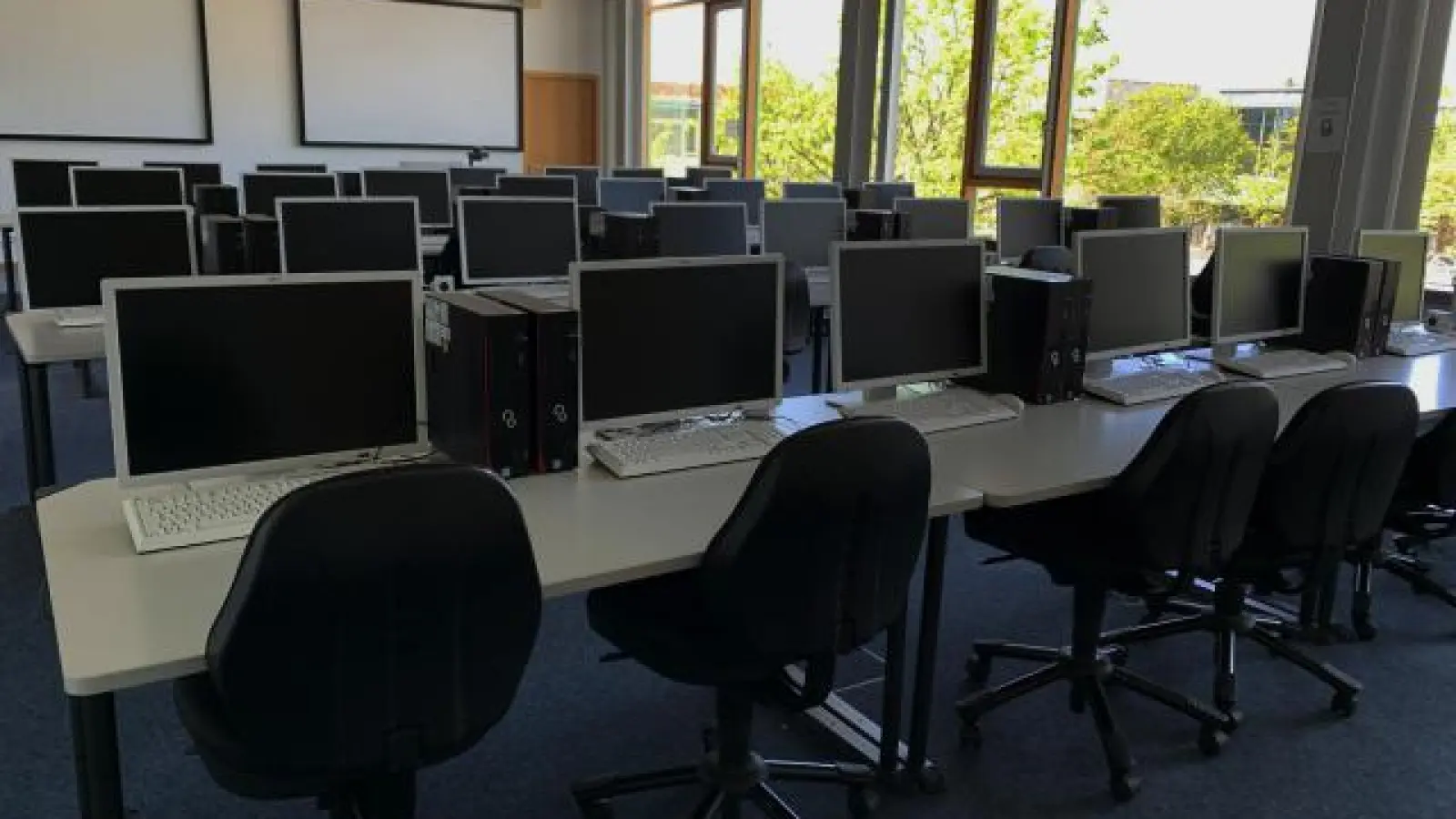 Statt Statistik- oder Mathe-Software   läuft auf mehr als 160 Computern der Universität Augsburg nun ein Programm, dass nicht genutzte Rechenleistung einem Forschungsprojekt zur Verfügung stellt.     	Foto: Universität Augsburg (Foto: Universität Augsburg)