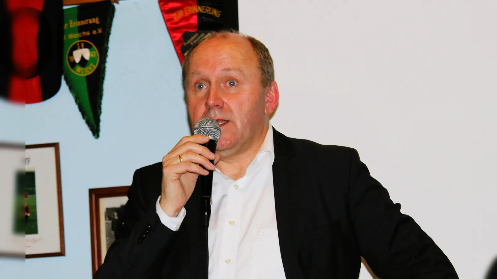 <b>Bürgermeister Markus Hertlein</b> berichtete auf der Bürgerversammlung in Tandern über den Gemeindehaushalt und die Investitionen in der Gemeinde.  (Foto: Franz Hofner)