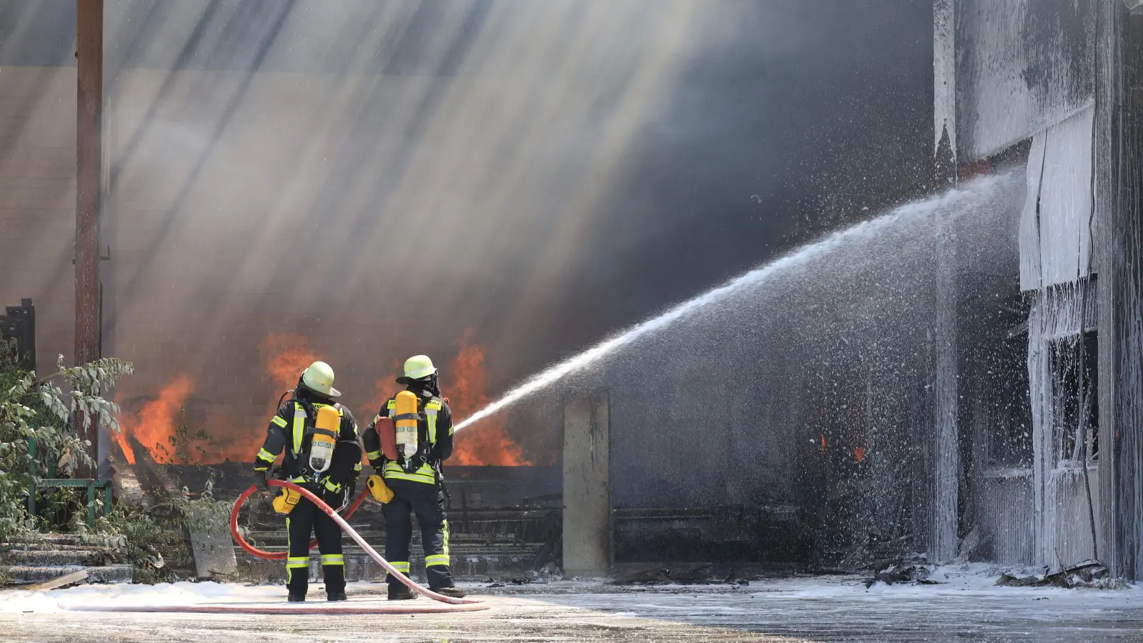 In einer Industriehalle im Augsburger Stadtteil Inningen brach am Montag ein Feuer aus, das auch am Tag danach den Kräften von Polizei und Feuerwehr noch zu schaffen machte. (Foto: Berufsfeuerwehr Augsburg)