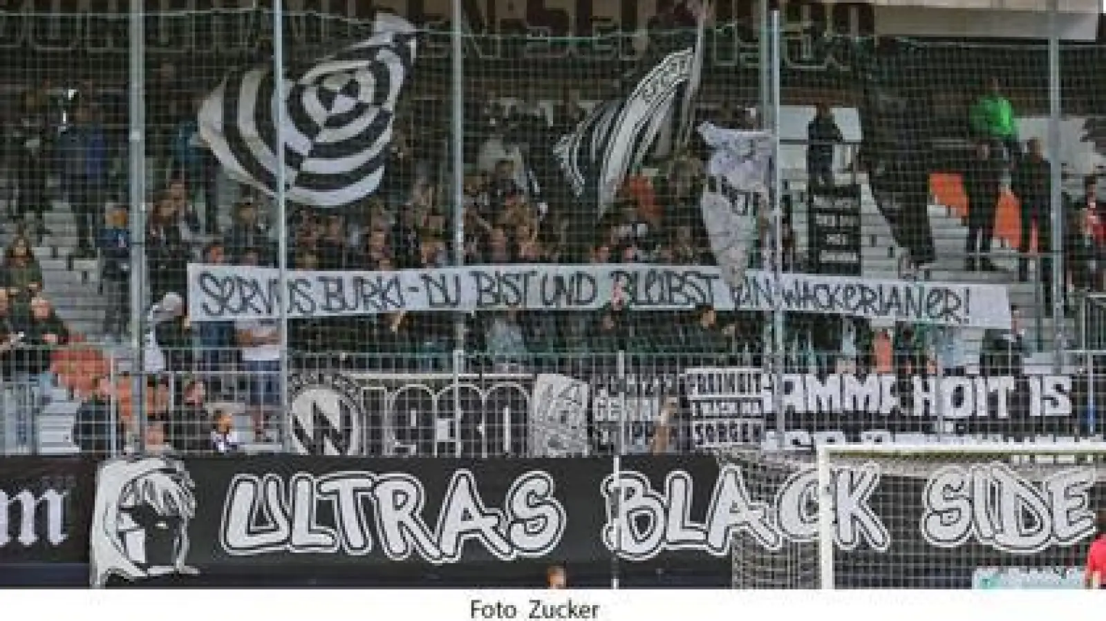 Die Wacker-Fans   hießen den ehemaligen Publikumsliebling Christoph Burkhard bei dessen Rückkehr nach Burghausen gebührend willkommen.	Foto: Zucker (Foto: Zucker)