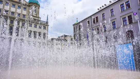Wasser marsch: Bis zum 22. Juni soll die „PlayFountain“ auf dem Rathausplatz als Installation eine erfrischende Abwechslung bieten. (Foto: Maximilian Tauch)
