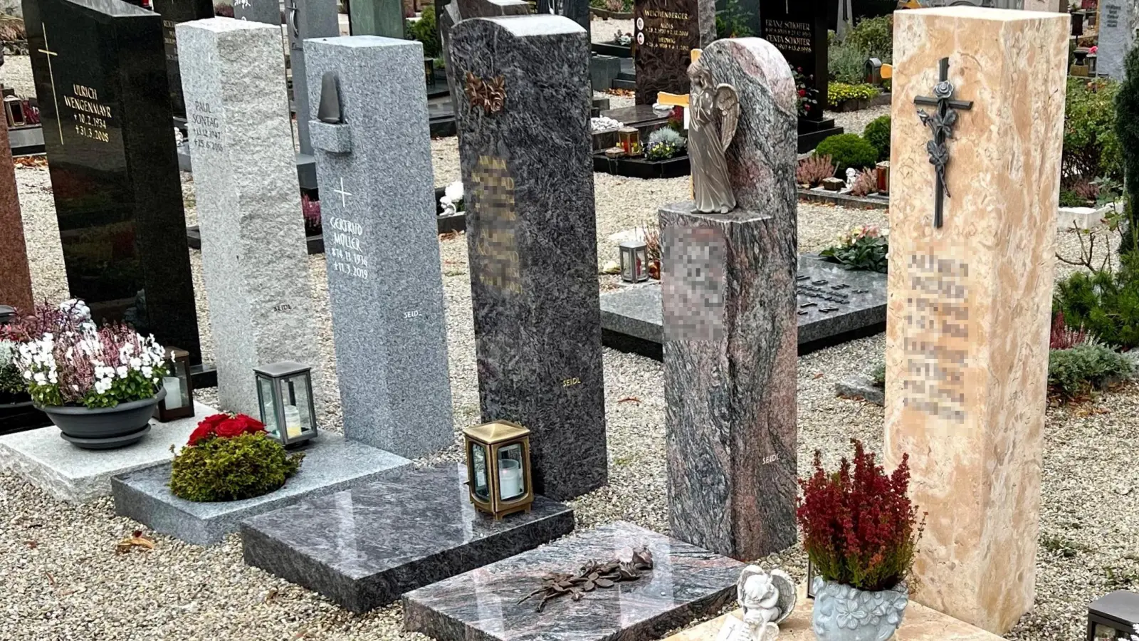 Zwischen den normalen Gräbern gibt es auf dem Friedberger Friedhof in Herrgottsruh auch kleinere. So soll es künftig auch in Affing und in Aulzhausen auf dem Friedhof sein: Werden traditionelle Gräber aufgelassen, können Urnengräber die Lücken füllen.  (Foto: Gemeinde Affing)