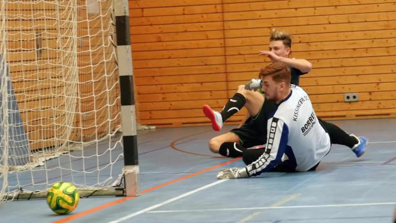 Der Bayerische Fußballverband   wird von Futsal nicht abweichen. Hallenfußball wird also weiterhin mit dem kleineren, sprungreduzierten Ball sowie auf Handballtore gespielt.	Foto: Siegfried Kerpf (Foto: Siegfried Kerpf)