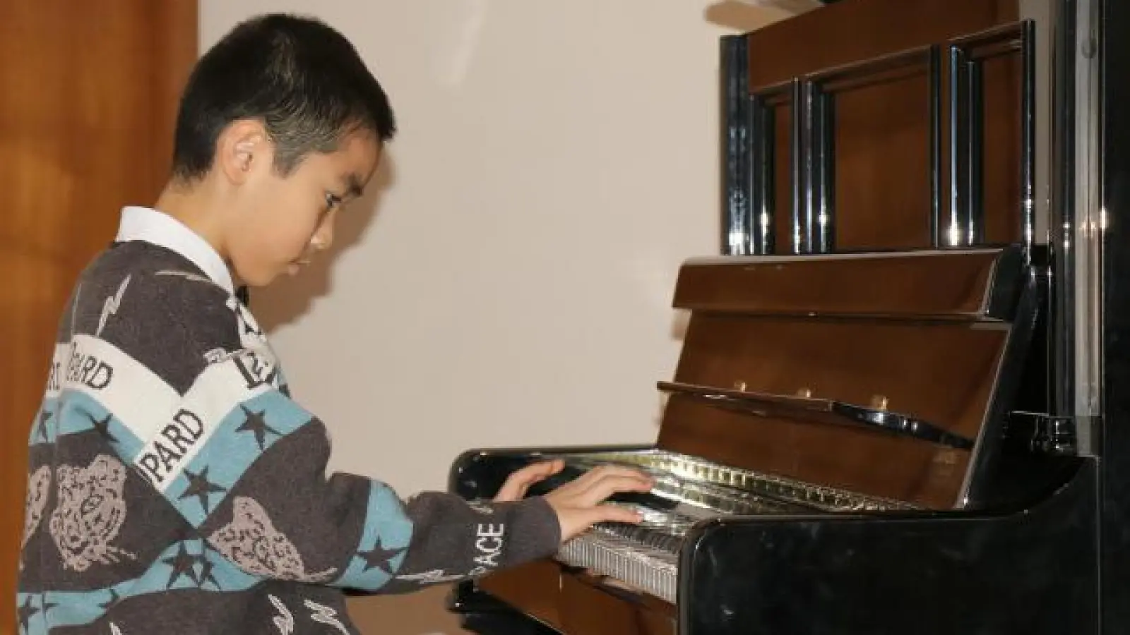 Der neunjährige Maximilian Zhang   bewies in Altomünster sein Können am Klavier. 	Foto: Claudia Neumüller (Foto: Claudia Neumüller)
