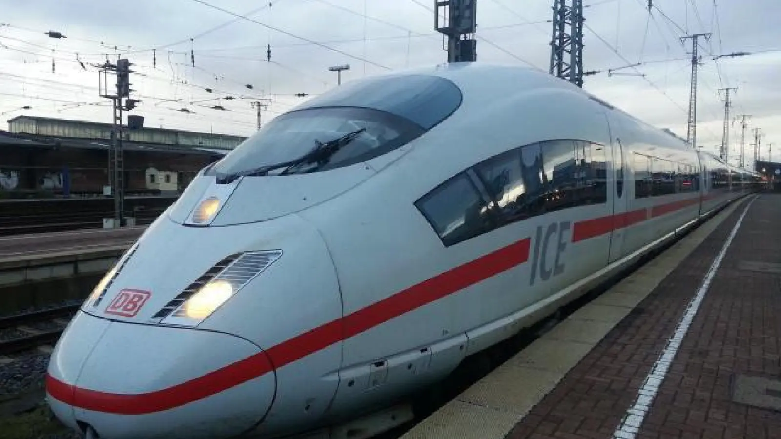 Reisen mit der Bahn:   Durch den Deutschland-Takt könnten auch mehr ICEs Augsburg an den Fernverkehr anbinden.		Foto: KarinKarin - pixabay.com (Foto: KarinKarin - pixabay.com)