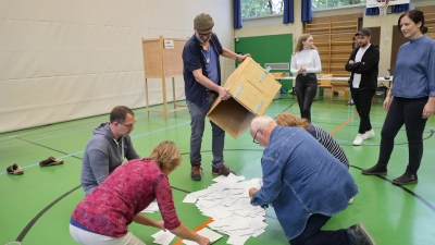 <b>Die Urne</b> auf den Boden ausgekippt, dann geht es los mit der Auszählung in der Ludwig-Steub-Grundschule in Aichach. Die Wahlbeteiligung im Landkreis lag bei 78,6 Prozent. (Foto: Erich Hoffmann)