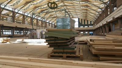<b>Das Bräurosl-Zelt</b> hat die Firma Pletschacher gebaut. 2022 stand es zum ersten Mal auf der Wiesn. Im Inneren laufen die Vorbereitungen auf Hochtouren. (Fotos: Bastian Brummer)