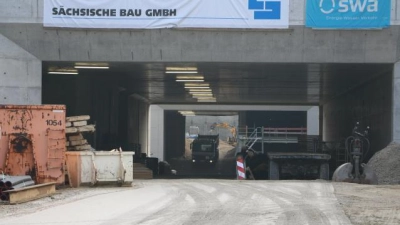 Bis 2023 soll der Tunnel am Augsburger Hauptbahnhof fertig sein. Doch bis die Straßenbahnlinie 5 unter den Gleisen hindurchfährt, wird es wohl etwas länger dauern. (Foto: Janina Funk)