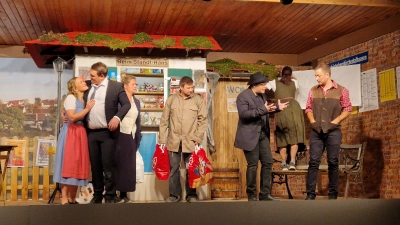 <b>Der Kiosk</b> vom Standl-Hans ist Mittelpunkt der bayerischen Komödie „Gleisgeisterei“, das der Theaterverein Adelzhausen auf die Bühne bringt.  (Foto: Jürgen Dumbs)