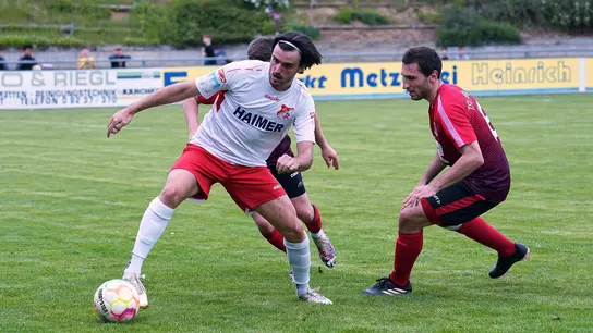Fatlum Talla (am Ball) hatte im Spiel gegen den TSV Wertingen (rechts Marco Schiermoch) vorzeitig Dienstschluss. Aindlings Linksaußen sah „Rot“, weil er seinen Gegenspieler mit einer nicht statthaften Vokabel bedachte (Foto: Siegfried Kerpf)